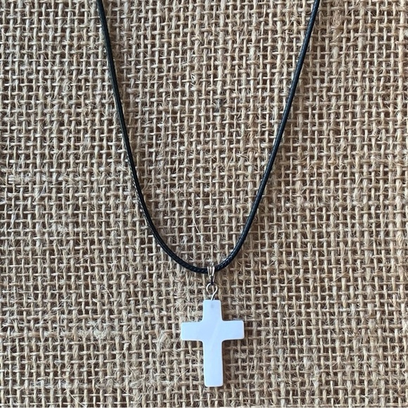 Mother of Pearl Carved Cross Pendant Necklace Vintage MOP Religious Jewelry 20" - Picture 1 of 5